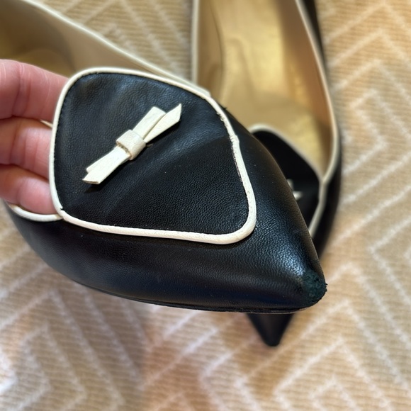 Black and white loafer with bow. Size 7 - Picture 2 of 6